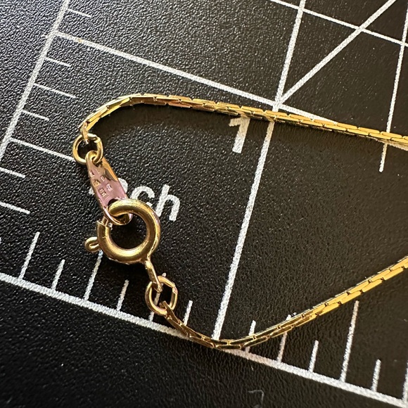 Gold tone wreath shape charm necklace - Picture 4 of 4